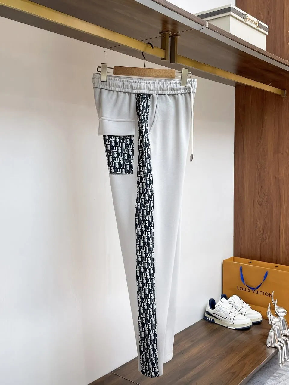 Oblique Side Stripe Patch Pocket sweatpants
