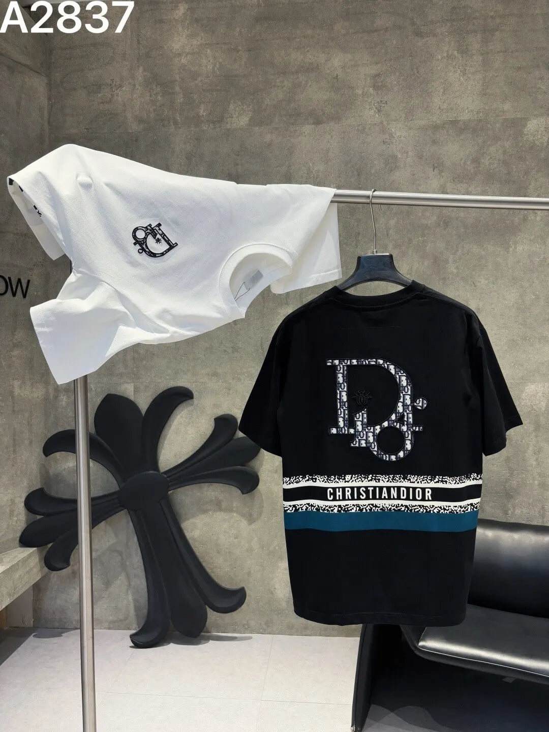 Classic Pattern Embroidered T-shirt