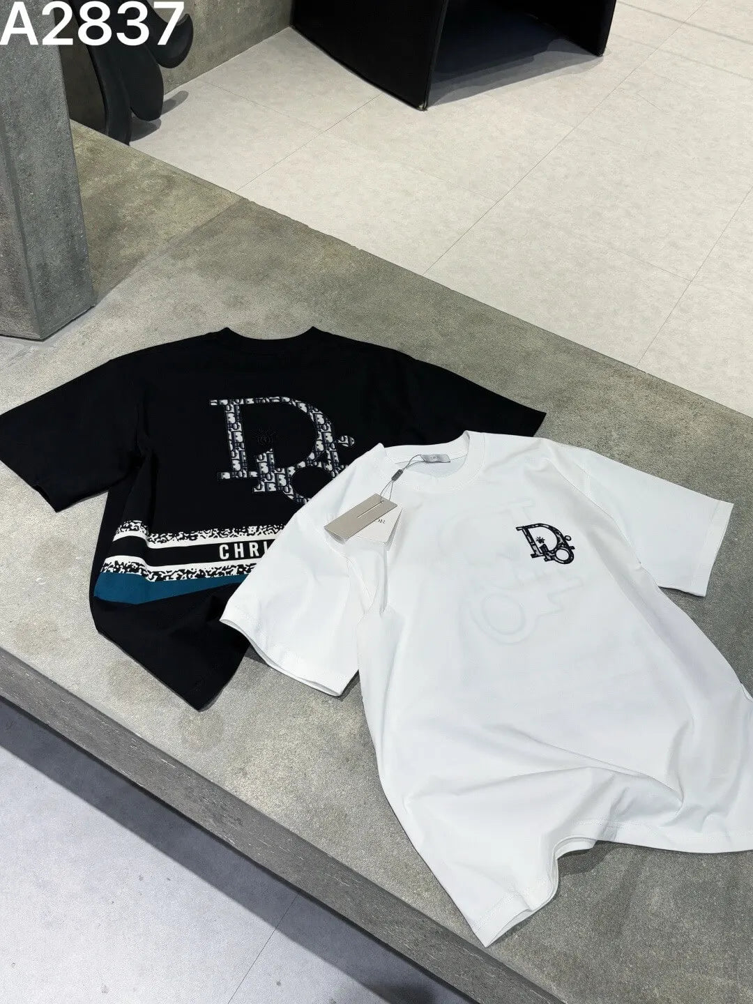 Classic Pattern Embroidered T-shirt