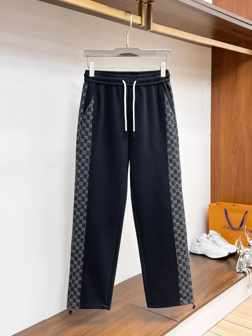 Interlocking Pattern Side Stripe Drawstring sweatpants