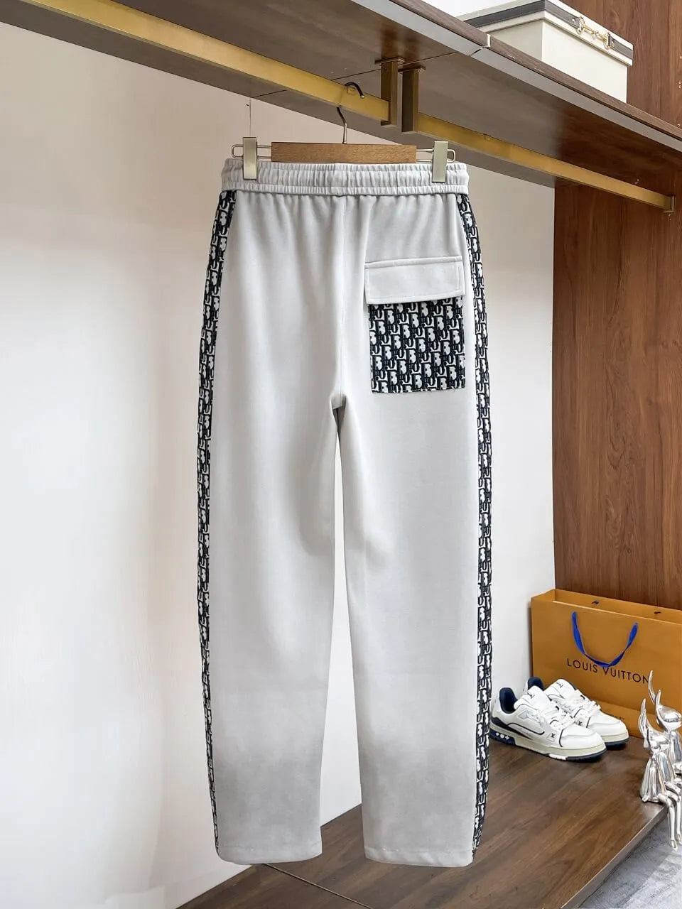 Oblique Side Stripe Patch Pocket sweatpants