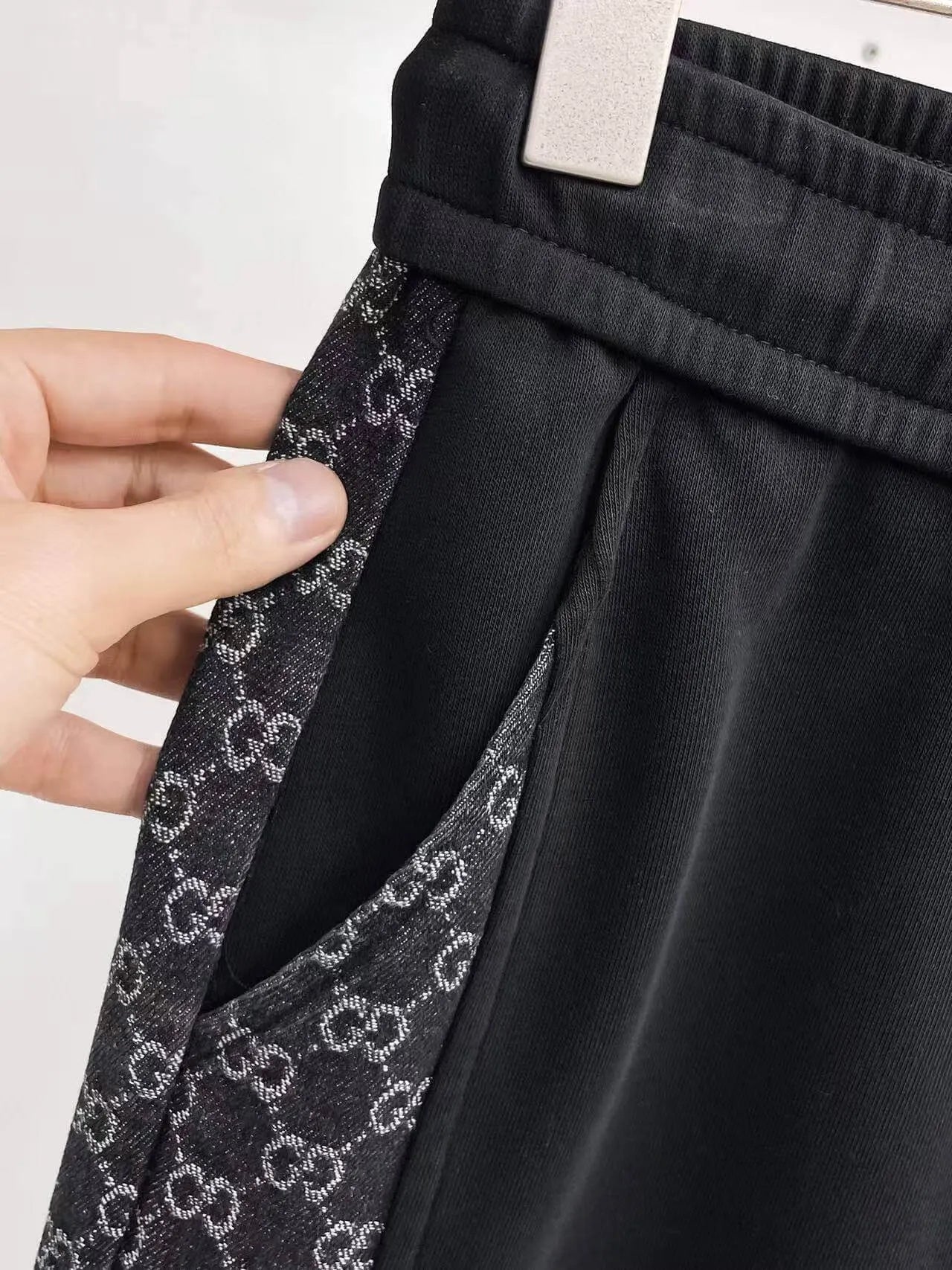 Interlocking Pattern Side Stripe Drawstring sweatpants