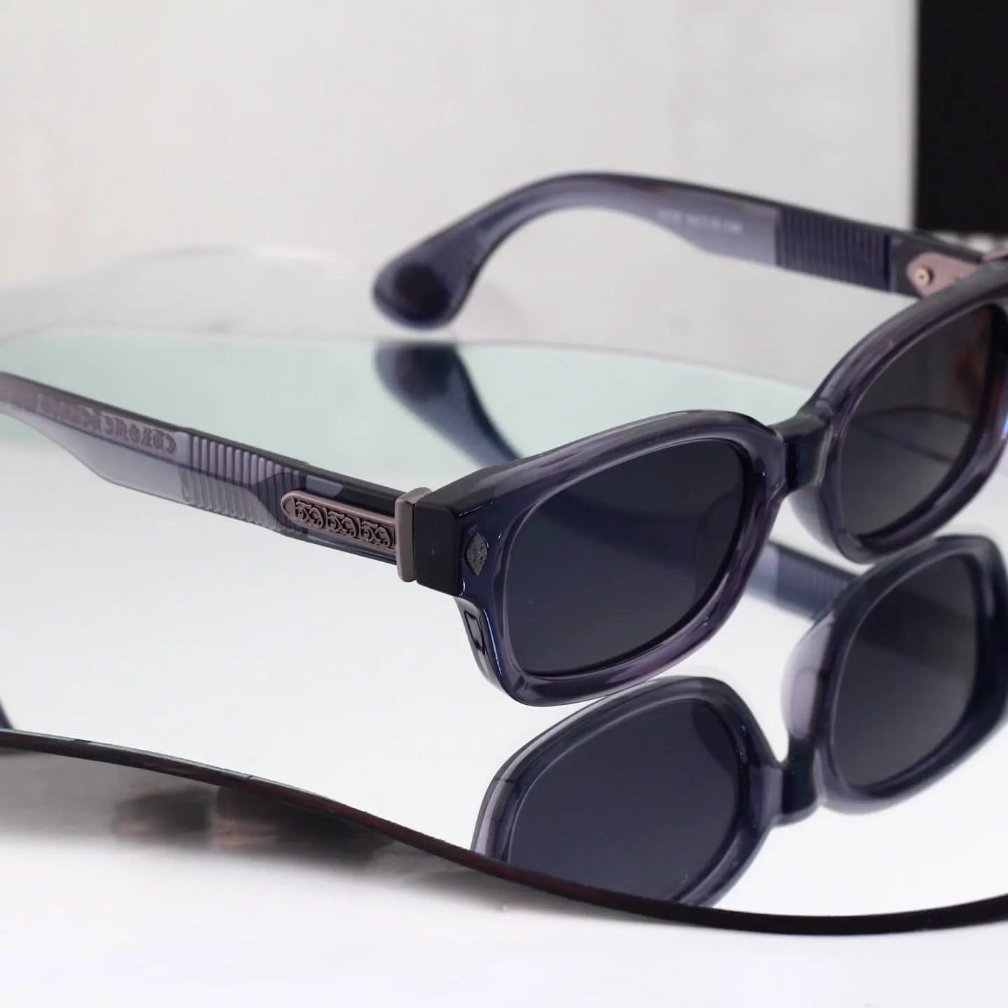 Classic Rivet Decor Rectangle Sunglasses